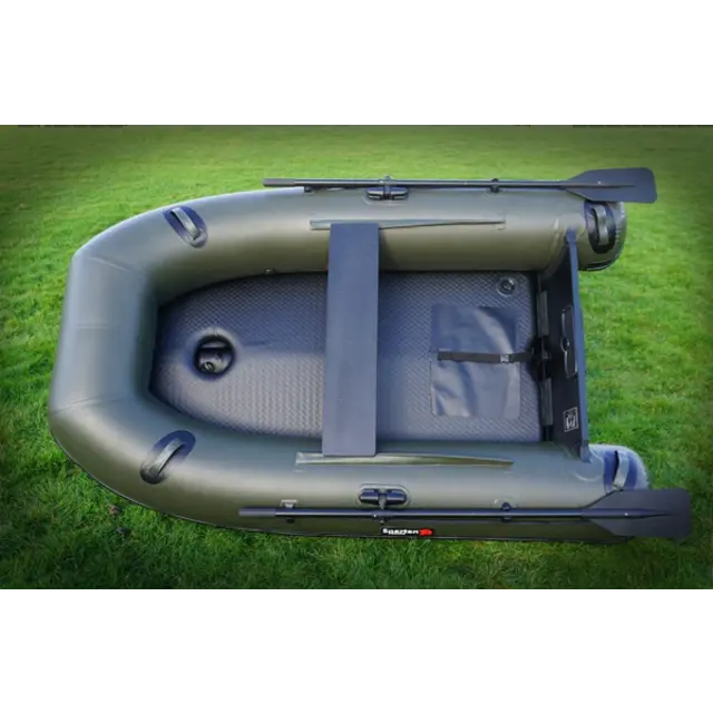 Spartan 230 Compact rubberboot model 2026 van bovenaf, airdeck bodem met peddels en d-ringen op groen gras